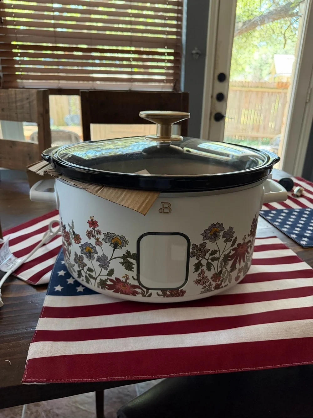 Beautiful 6qt Programmable Slow Cooker in White with Floral Design